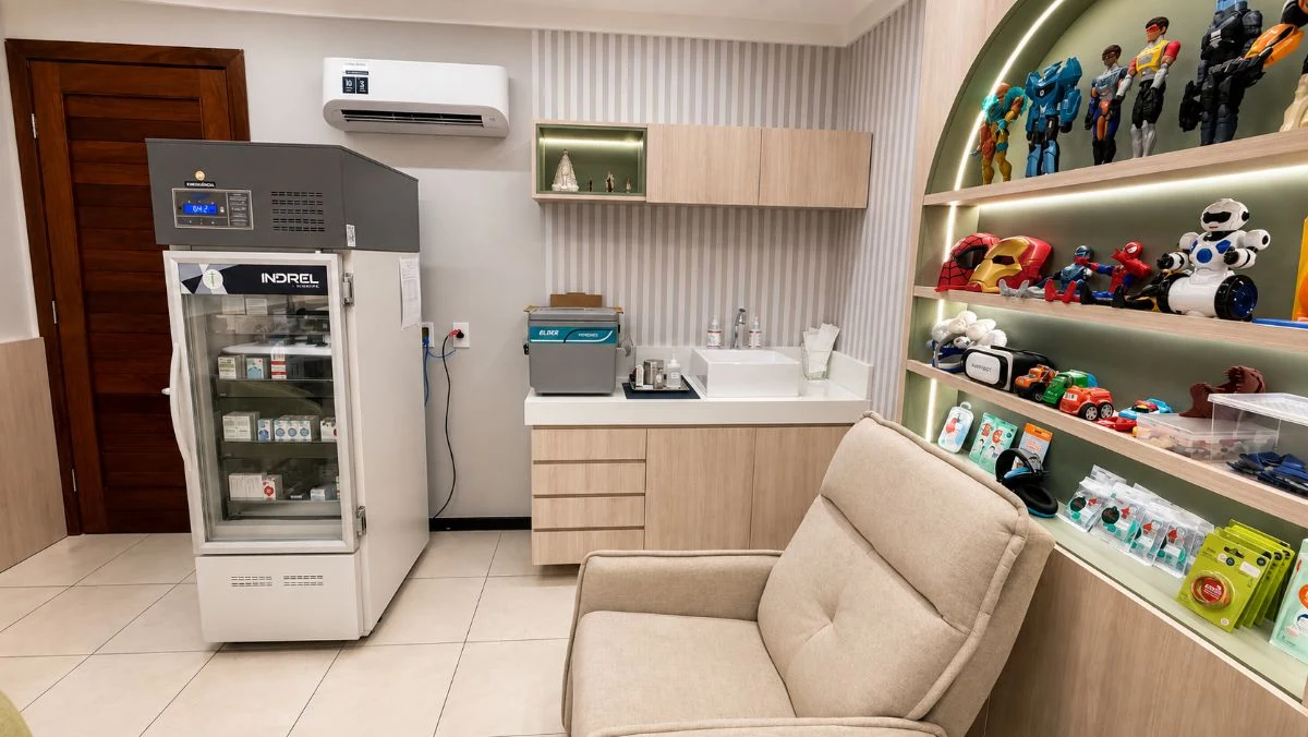 Sala de vacinação com refrigerador científico monitorado
