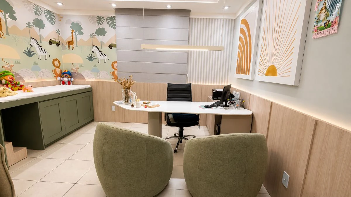 Sala de orientação com mural de bichos e poltronas