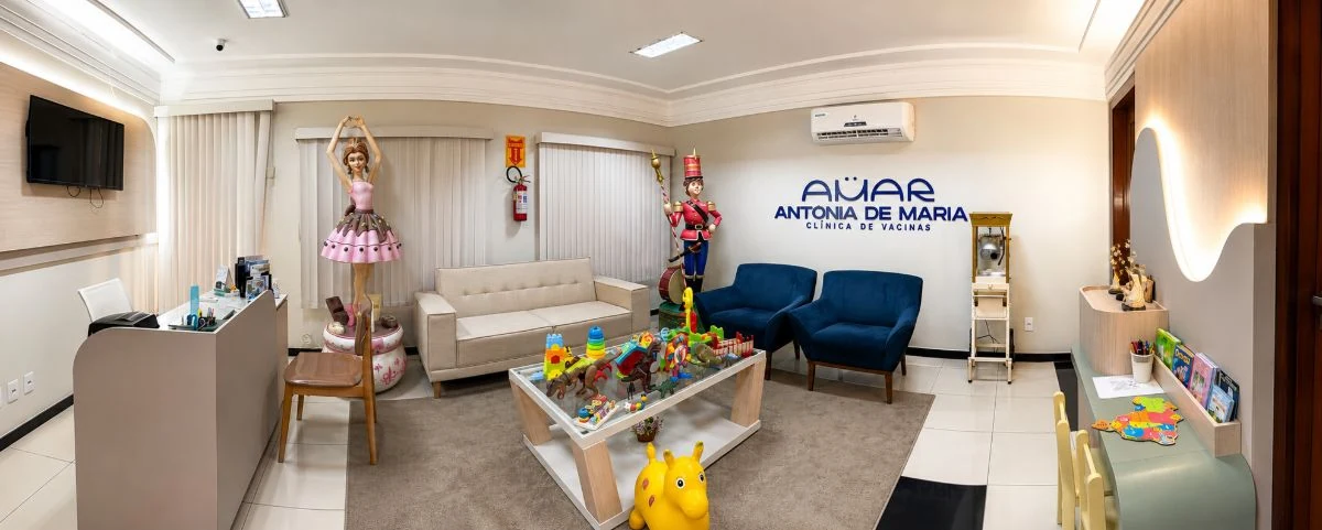Vista ampla da recepção com a marca Amar na parede