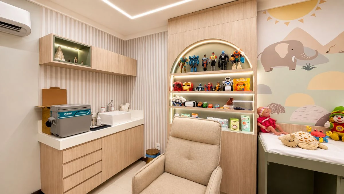 Sala de vacinação com poltrona, trocador e estante de brinquedos